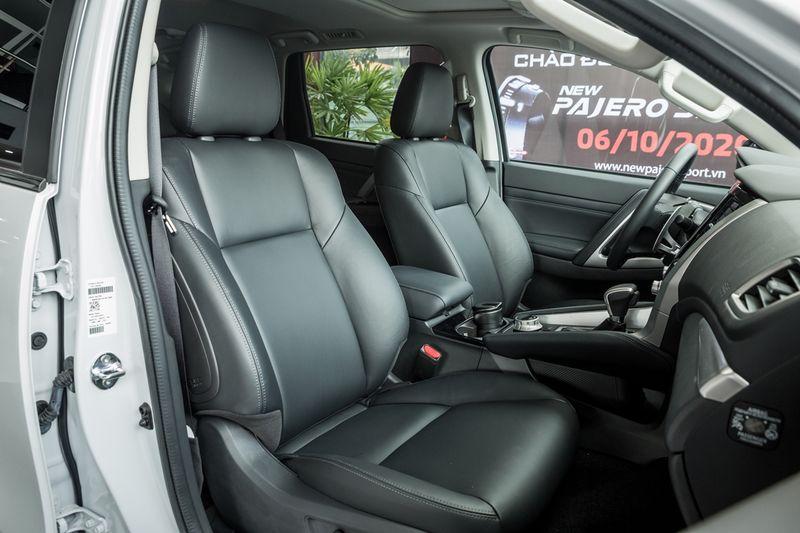Hình khoang ghế lái Mitsubishi Pajero sport 2022